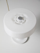 Làmpada de sobretaula blanca de metacrilat i acer