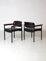 Pareja de sillones de hierro, madera y skay