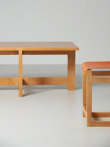 Mesa baja y taburetes de cuero