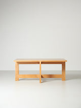 Mesa baja y taburetes de cuero