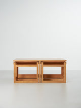 Mesa baja y taburetes de cuero