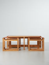 Mesa baja y taburetes de cuero