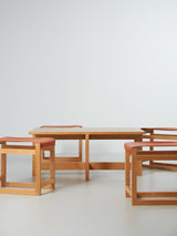 Mesa baja y taburetes de cuero