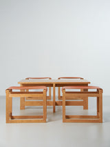 Mesa baja y taburetes de cuero