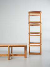 Mesa baja y taburetes de cuero