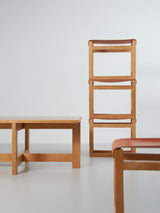 Mesa baja y taburetes de cuero