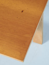 Mesa baja y taburetes de cuero