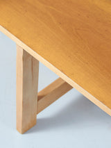 Mesa baja y taburetes de cuero