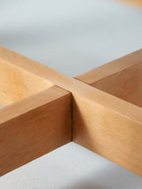 Mesa baja y taburetes de cuero