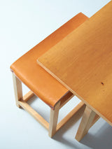 Mesa baja y taburetes de cuero