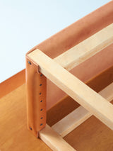 Mesa baja y taburetes de cuero