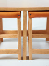 Mesa baja y taburetes de cuero