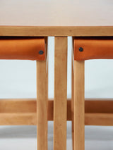 Mesa baja y taburetes de cuero