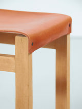 Mesa baja y taburetes de cuero