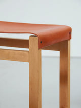 Mesa baja y taburetes de cuero