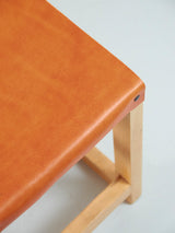 Mesa baja y taburetes de cuero