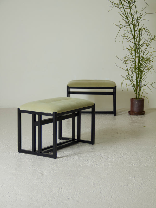 Pareja de banquetas de madera lacada y terciopelo