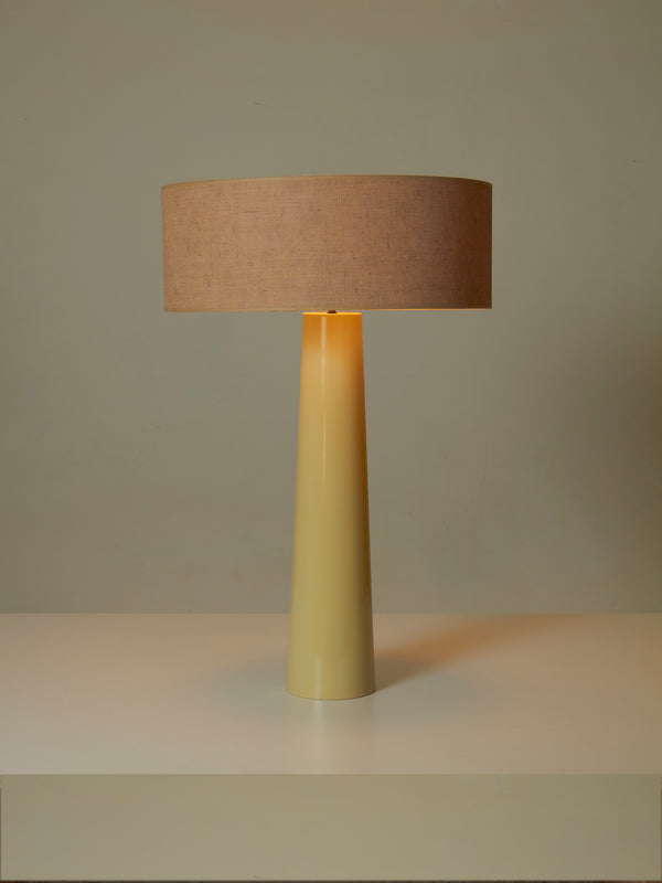 Lámpara de sobremesa de madera lacada y rafia