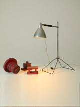 Lámpara de sobremesa de acero y madera regulable