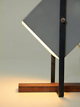 Lámpara de sobremesa cubo de madera y hierro