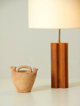 Lámpara de sobremesa de pino y lino