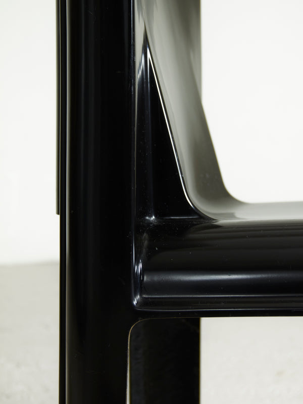 Silla de fibra de vidrio negra