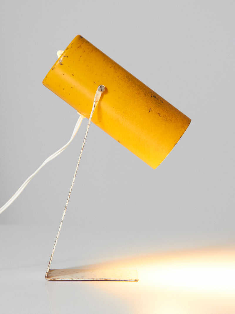Lámpara de escritorio amarilla