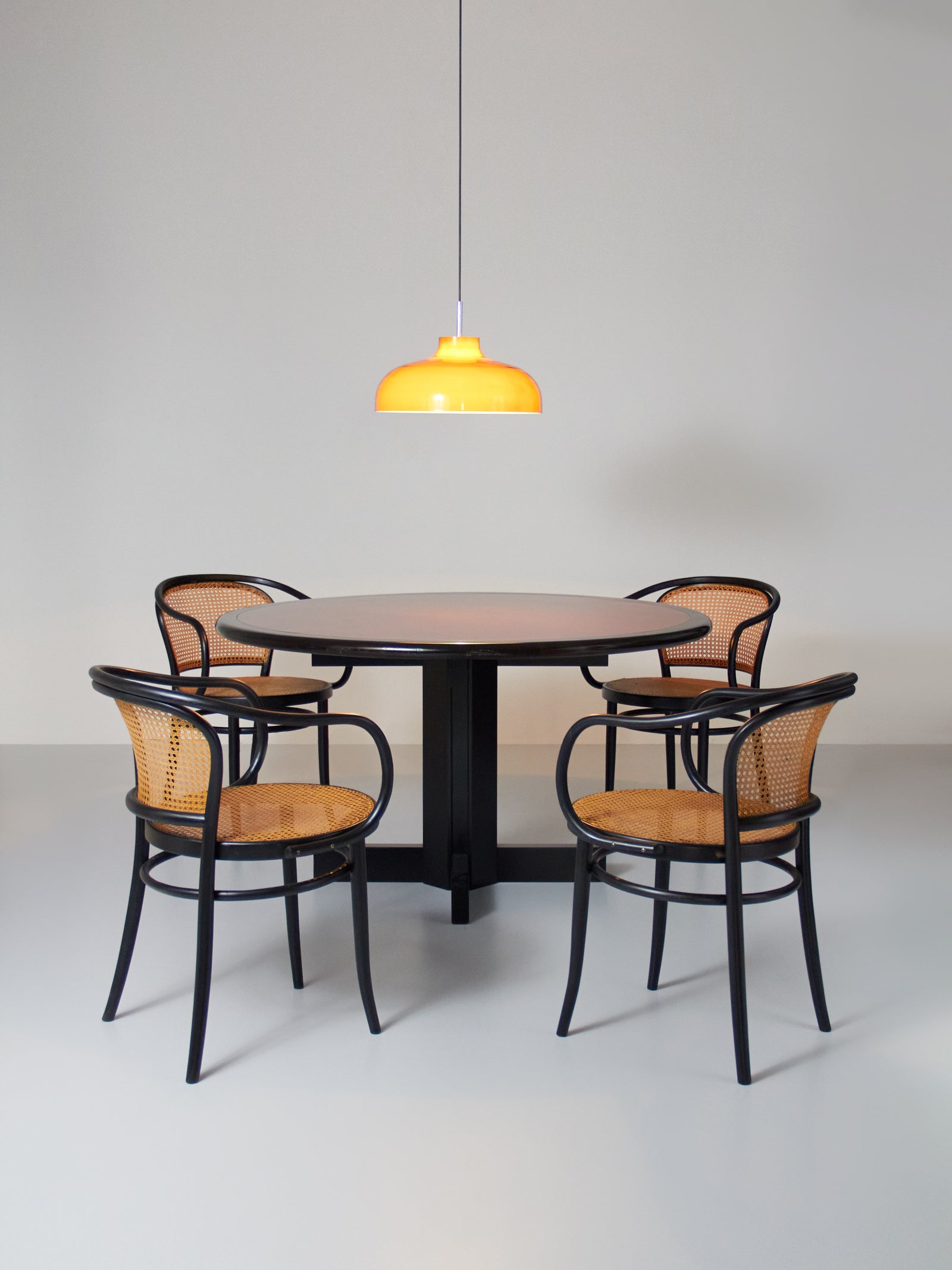 カリメル①　THONET 黒 樹脂&ウッド製椅子　一脚 トンTON ベントウッドチェア No14 ”Michael Thonet” / ピュア