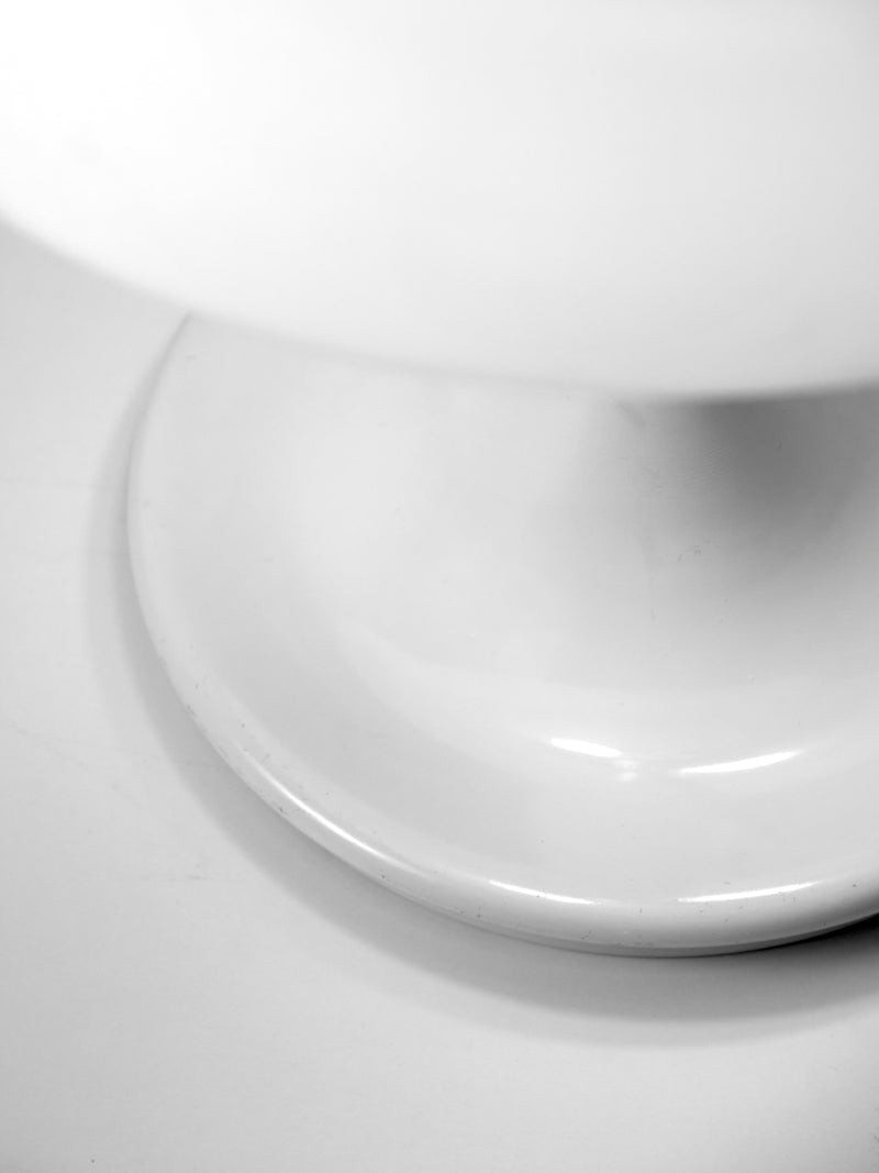 Lámpara de sobremesa blanca de metacrilato y acero